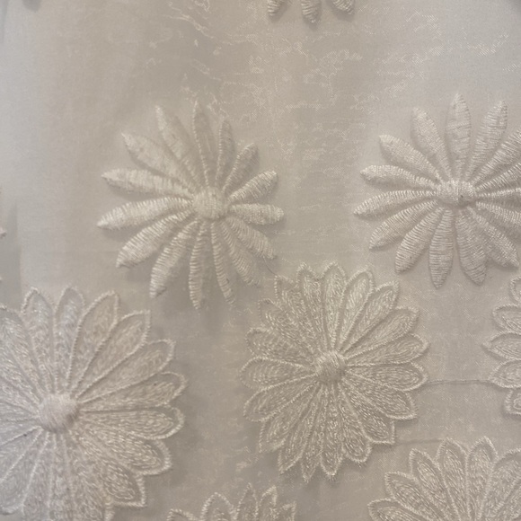 Top Chiffon With Daisy Appliqués - Picture 5 of 12